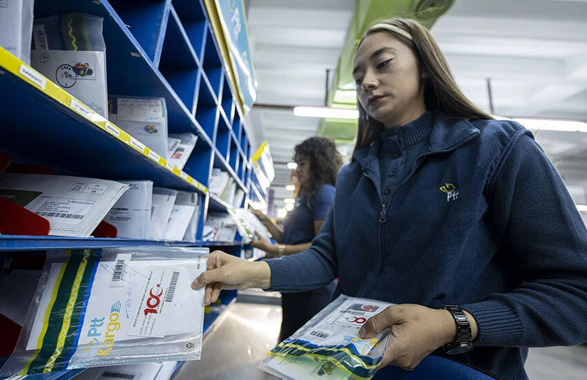 PTT'de 100. Yıl Mektupları dağıtılıyor.