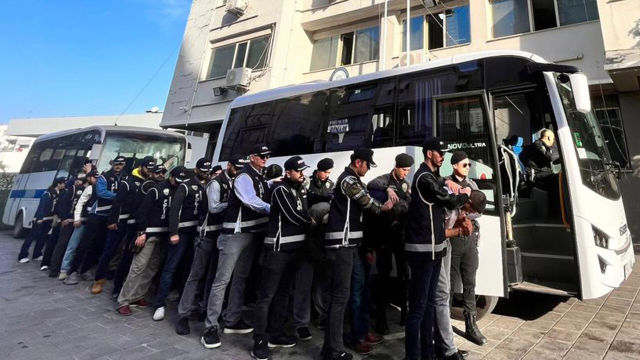 İzmir'de FETÖ'ye kıskaç! 84 şüpheliden 28'i tutuklandı