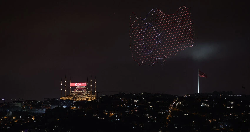 Boğaz'da görsel şölen: Havai fişek ve drone gösterisi hayran bıraktı