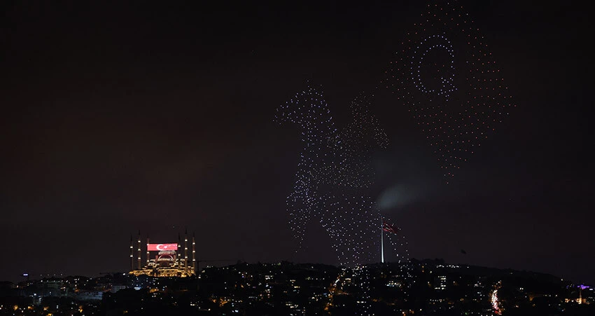 Boğaz'da görsel şölen: Havai fişek ve drone gösterisi hayran bıraktı