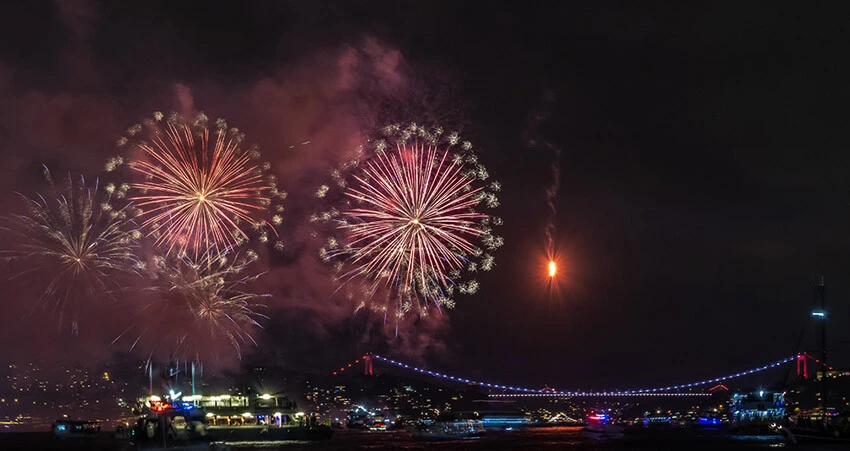 Boğaz'da görsel şölen: Havai fişek ve drone gösterisi hayran bıraktı