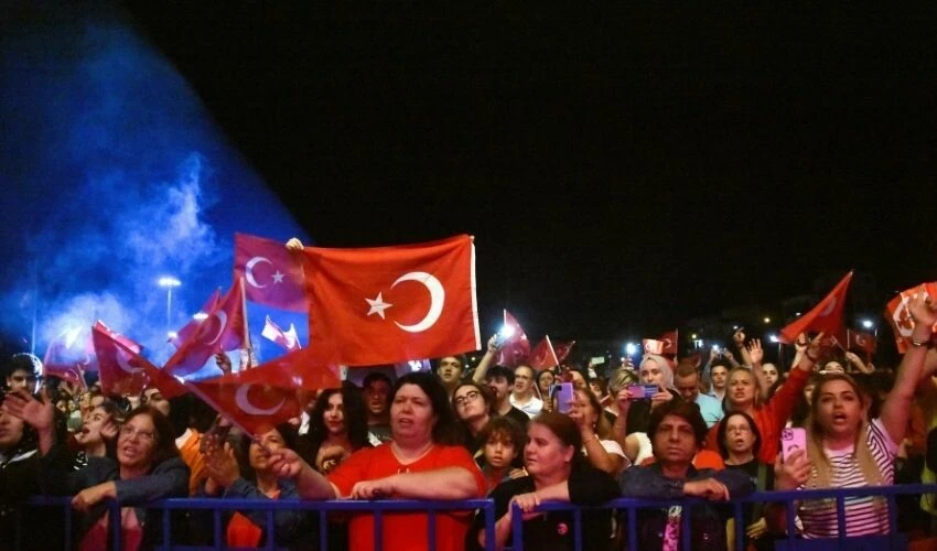 Şarkıcı Nülüfer sahnede İsrail’e tepki gösterdi: Utanç verici