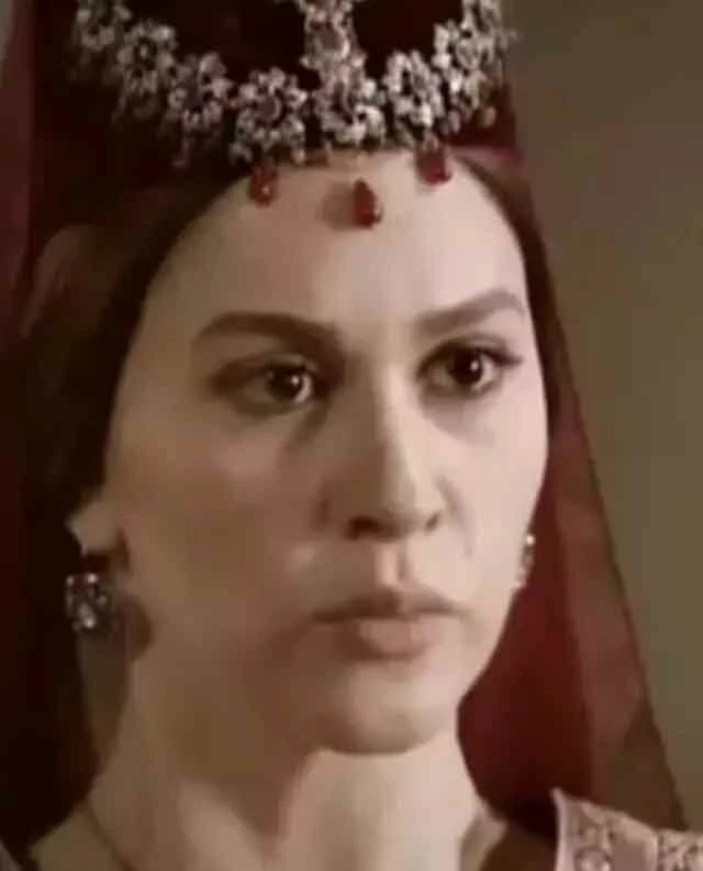 Nebahat Çehre'nin 29 Ekim pozu olay oldu! Görenler Kızılcık Şerbeti'nin yıldızına benzetti