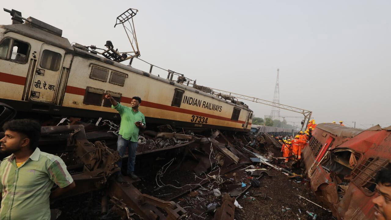 Hindistan&#039;da tren kazası! Ölü sayısı 13&#039;e yükseldi