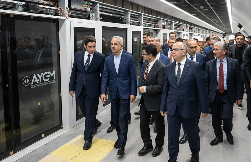 Ulaştırma ve Altyapı Bakanı Abdulkadir Uraloğlu, Halkalı-İstanbul Havalimanı Metro Hattı'nın Taşoluk İstasyonu'nda incelemelerde bulundu.