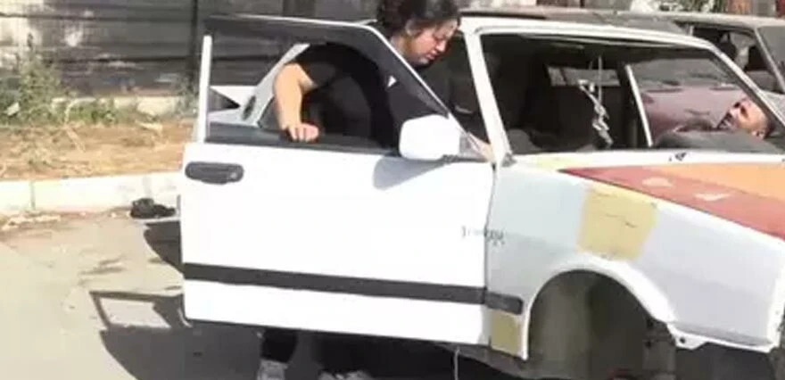 İnternetten bulduğu tamirciye gitti, hem arabasından hem de parasından oldu!
