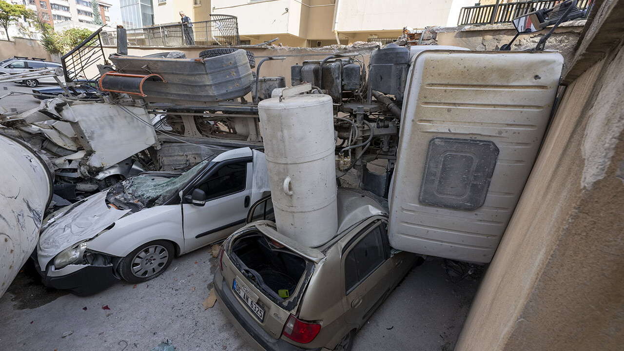 Ankara&#039;da faciadan dönüldü! Beton mikseri araçları pestile çevirdi