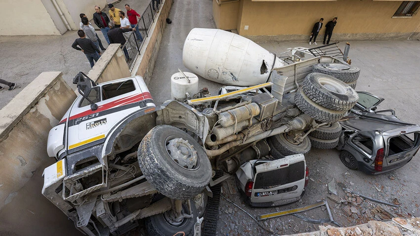 Ankara'da faciadan dönüldü! Beton mikseri araçları pestile çevirdi