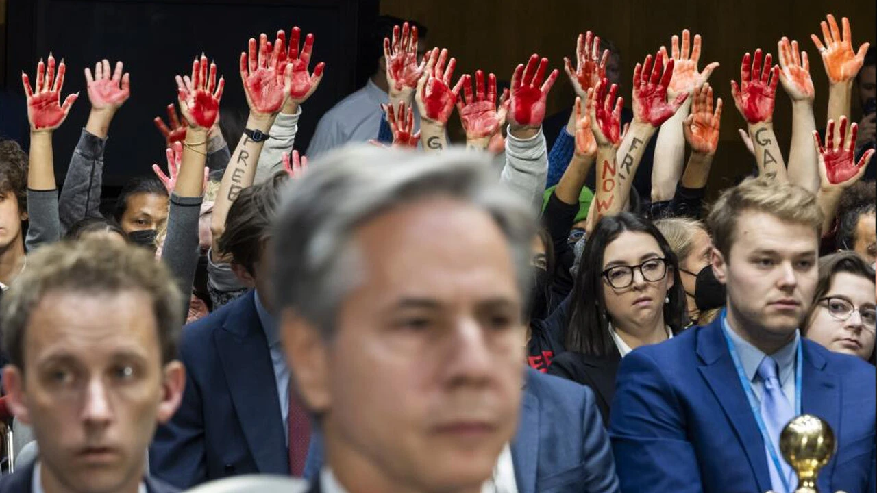 ABD Dışişleri Bakanı'na Gazze protestosu! Kana bulanmış eller... 