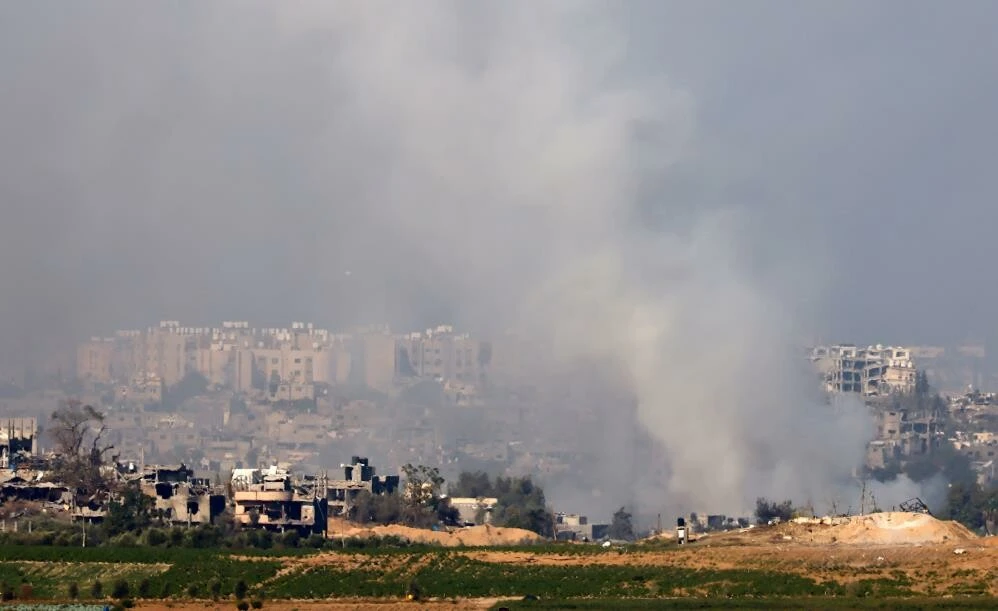 İsrail ordusunun abluka altına aldığı Gazze Şeridi'ne dün akşam ve gece boyu gerçekleştirdiği saldırılarda en az 69 kişinin hayatını kaybettiği belirtildi.