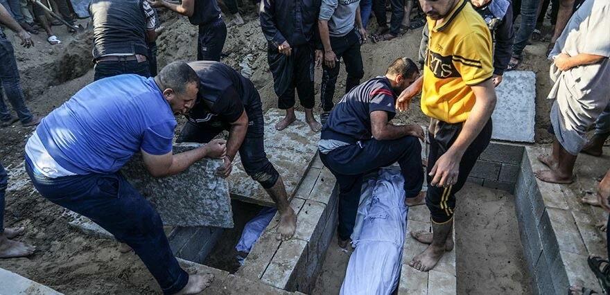 Gazze'de mezarlıklarda yer kalmadı! Artık aynı mezara defnediliyor...