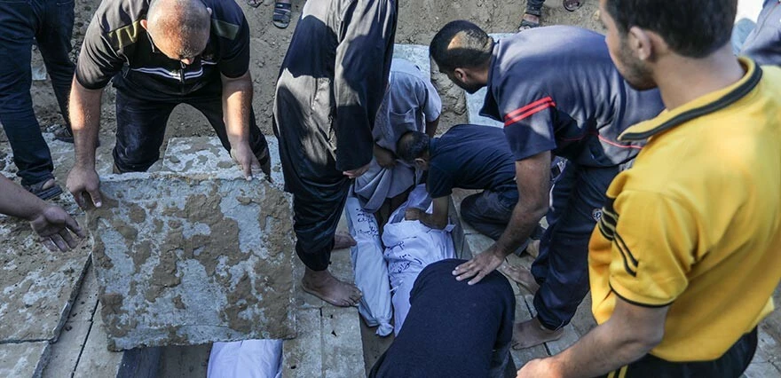 Gazze'de mezarlıklarda yer kalmadı! Artık aynı mezara defnediliyor...