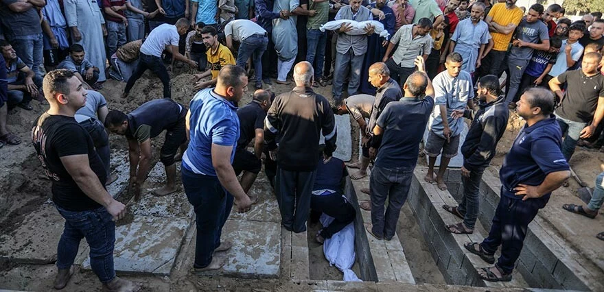 Gazze'de mezarlıklarda yer kalmadı! Artık aynı mezara defnediliyor...