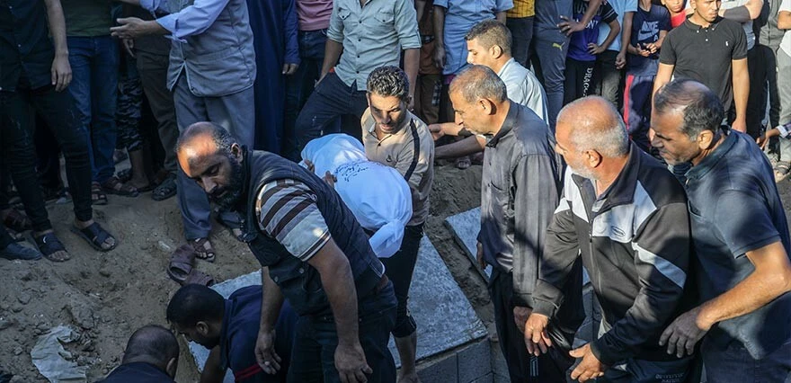 Gazze'de mezarlıklarda yer kalmadı! Artık aynı mezara defnediliyor...