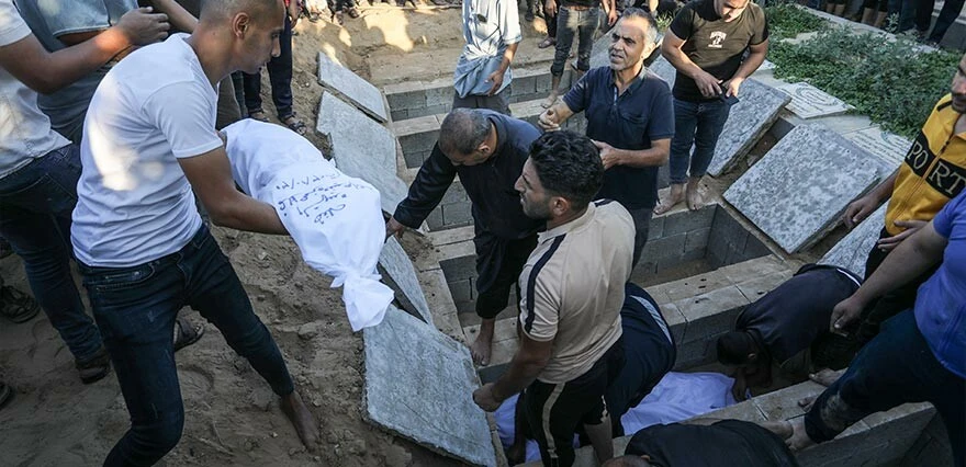 Gazze'de mezarlıklarda yer kalmadı! Artık aynı mezara defnediliyor...
