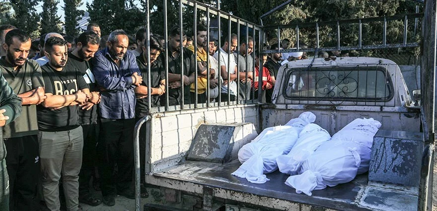 Gazze'de mezarlıklarda yer kalmadı! Artık aynı mezara defnediliyor...