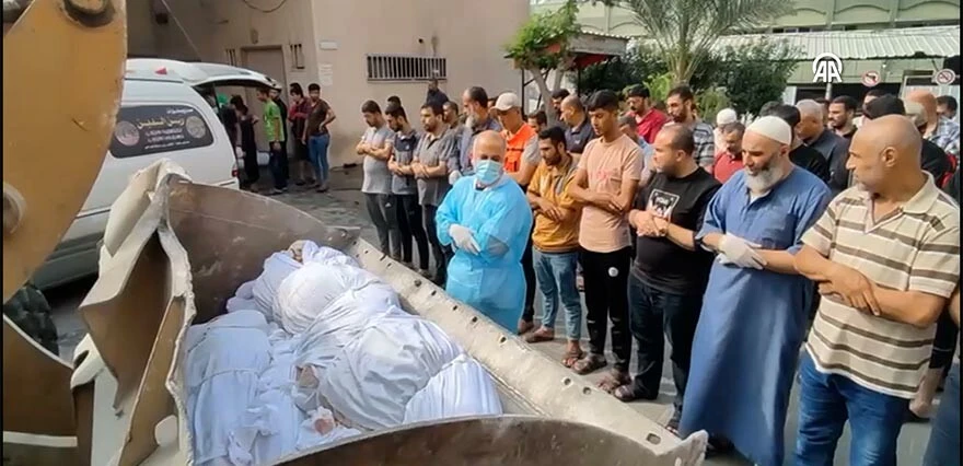 Gazze'de mezarlıklarda yer kalmadı! Artık aynı mezara defnediliyor...