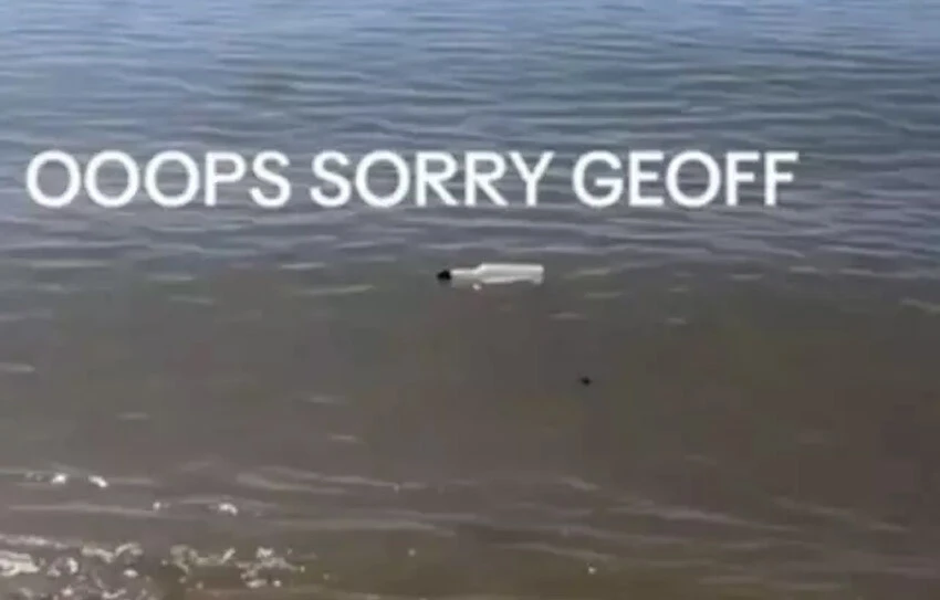 Sahilde buldukları şişenin içerisinden çıkan not şoke etti! Aşk mektubu bulmayı umarken açtıklarına pişman oldular