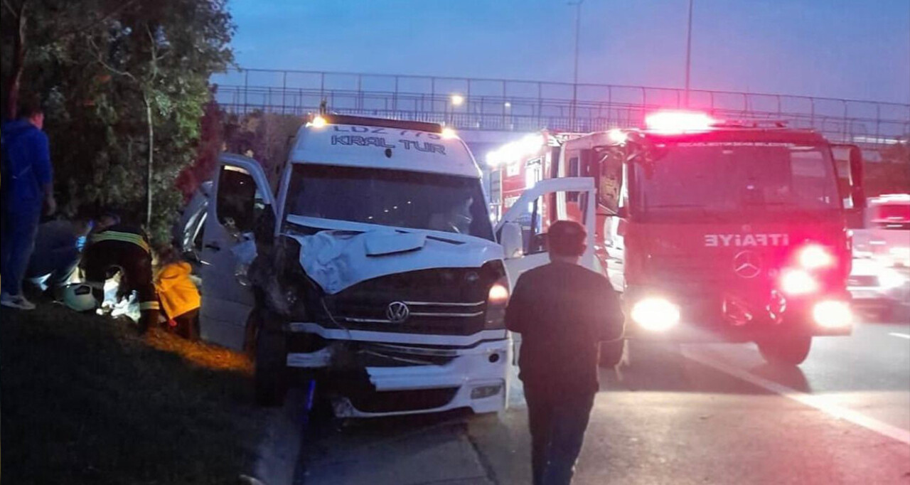 Kocaeli’de işçi servisi, otomobile çarptı: Kazada 14 kişi yaralandı