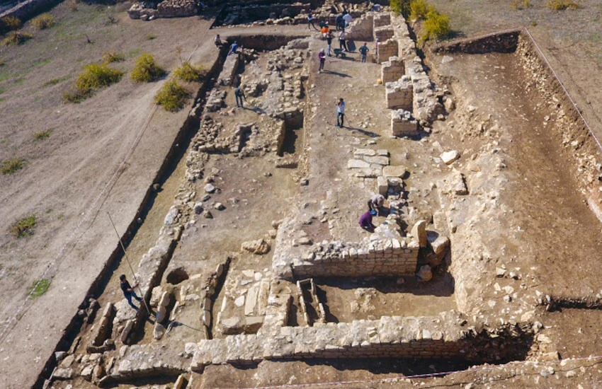 Diyarbakır'ın Kulp ilçesinde yürütülen arkeolojik kazıda, içinde 46 mezarın olduğu 1500 yıllık kilise kalıntısına ulaşıldı.
