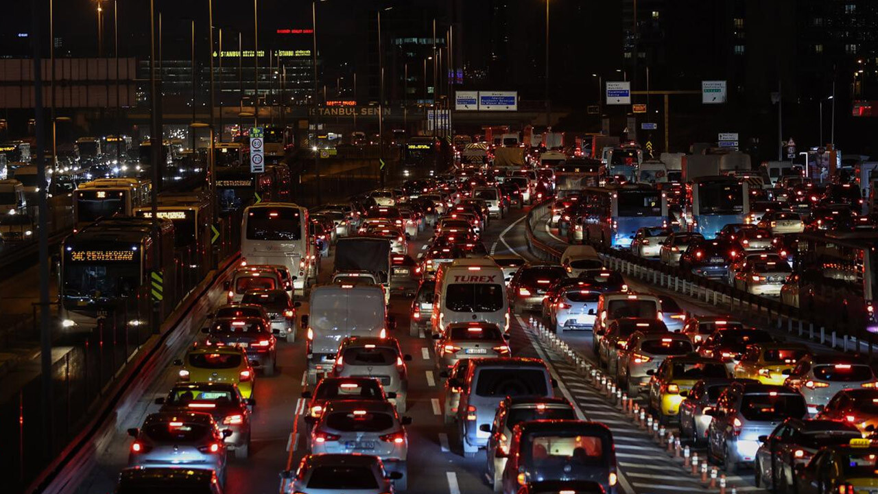 İstanbul&#039;da trafik durma noktasında: Yoğunluk yüzde 90&#039;ı gördü