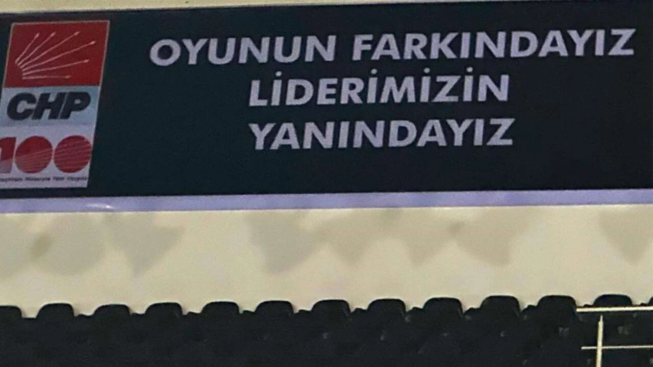 CHP'nin kurultayında değişimcileri kızdıracak afiş
