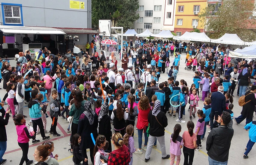 Başkan seçildi, sözünü tuttu! Okulda DJ eşliğinde doyasıya eğlendiler