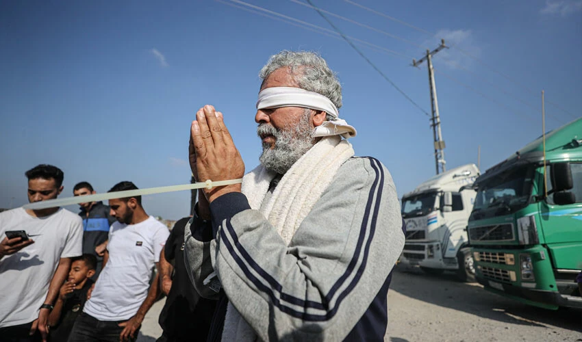 İsrailli yetkililer işçilerin tüm paralarına ve cep telefonlarına el koydu.