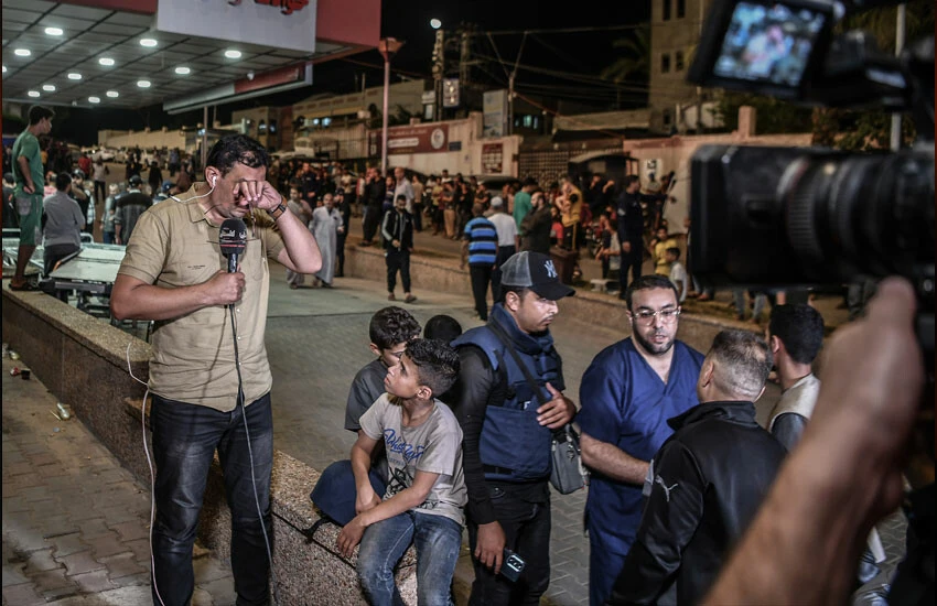 Nasır Hastanesi önünde yayınlarını sürdüren kanal çalışanları, üzüntü yaşadı.