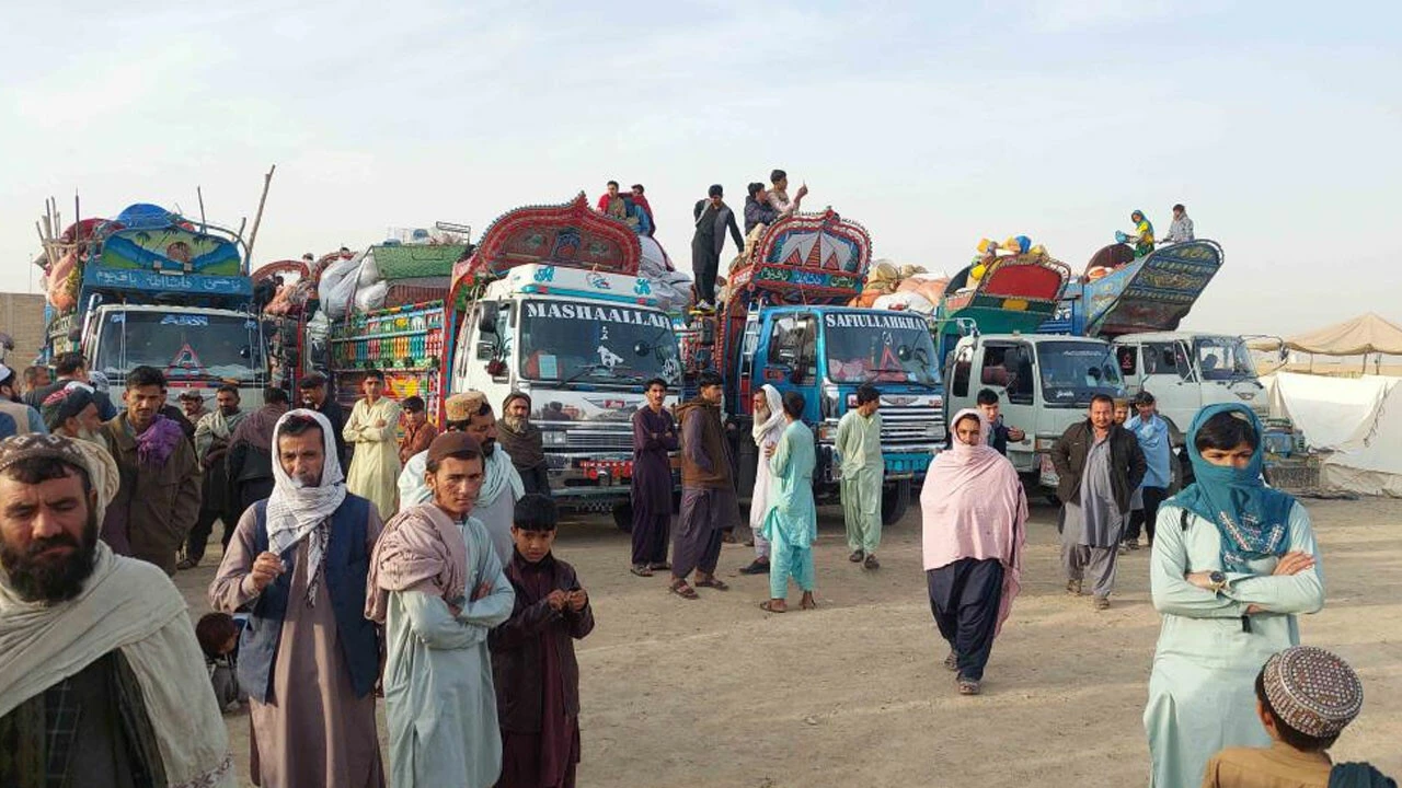 Pakistan yüz binlerce Afganı ülkeden sürdü! Taliban yönetimi çaresiz kalıp ek süre istedi