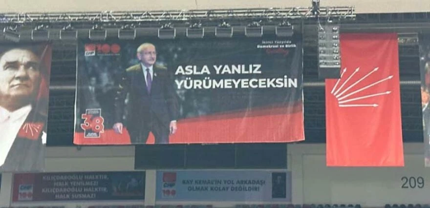 Destek olayım derken alay konusu ettiler... Kılıçdaroğlu pankartında görülmemiş hata!