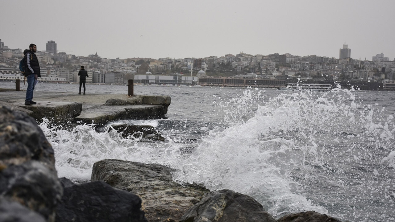 Hava sıcaklıkları bir anda düşecek! AKOM&#039;dan İstanbul&#039;a fırtına ve dolu yağışı uyarısı