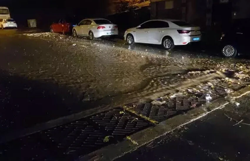 Şiddetli yağış İstanbul'u esir aldı: Sokaklar 3 dakikada göle döndü, Meteoroloji sel için uyardı