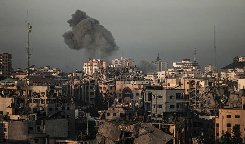 Gazze'nin batısında El Nasr Çocuk Hastanesi'nin giriş kısmına saldırı düzenledi.