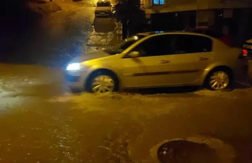 Şiddetli yağış İstanbul'u esir aldı: Sokaklar 3 dakikada göle döndü, Meteoroloji sel için uyardı