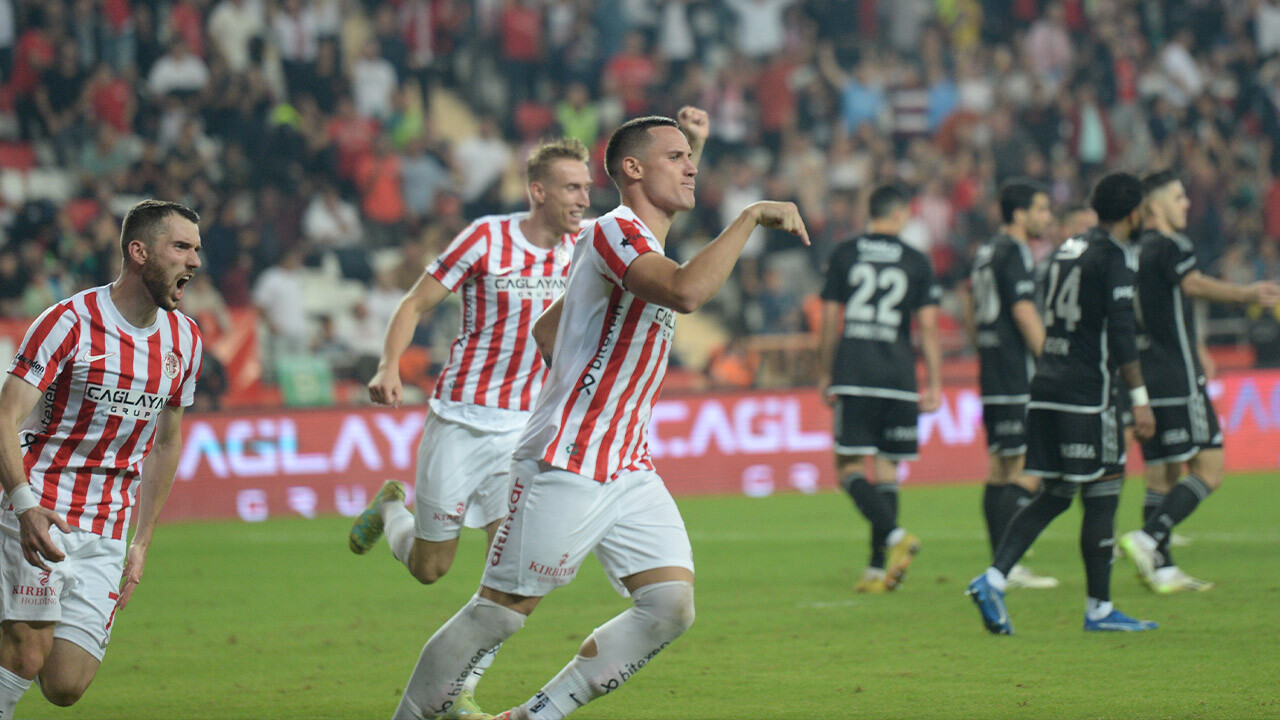 İlk yarı &#039;beyaz&#039;; ikinci yarı &#039;siyah&#039;: Kartal tek devrede nakavt! (Antalyaspor 3-2 Beşiktaş)