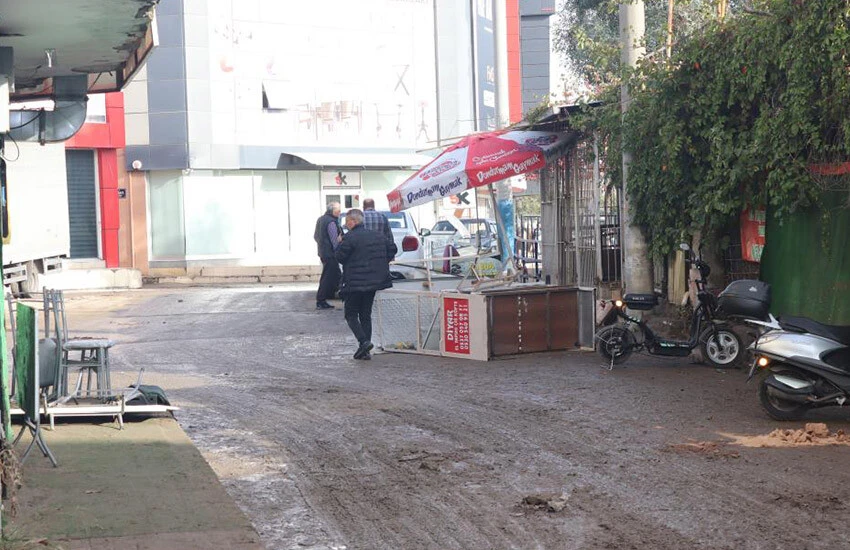 Sağanak sonrası İzmir'de cadde ve sokaklarda hasar oluştu.
