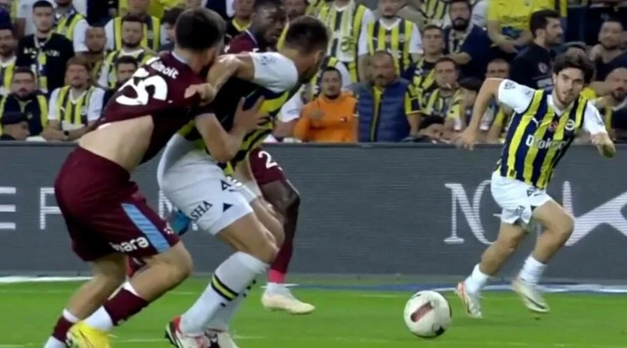 Fenerbahçe - Trabzonspor maçının tartışmalı pozisyonlarını beIN Trio ekibi değerlendirdi