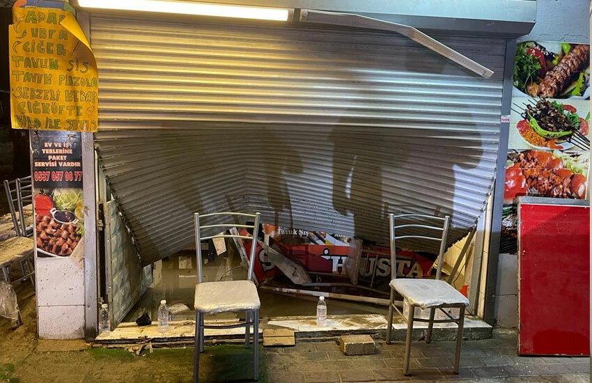 İzmir'de şiddetli yağış sonrası işyerleri sel baskınları nedeniyle hasar gördü.