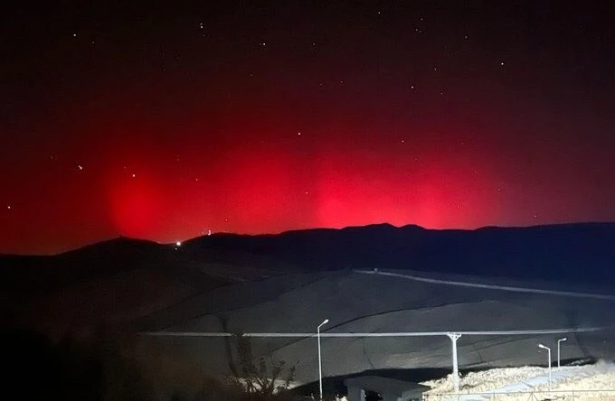 Kuzey Işıkları, Türkiye dahil dünyanın birçok yerinde görüldü: İşte Van ve Ordu’dan görüntüler