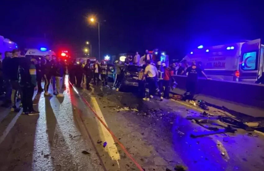 Kocaeli'de facia gibi kaza: Araçta sıkıştılar, 2 ölü 7 yaralı