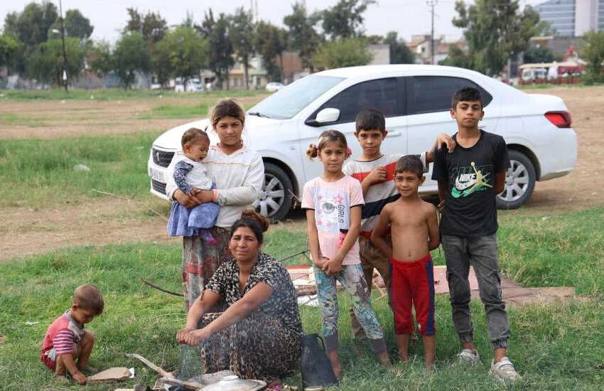 Ev kirasını ödeyemeyen çift 8 çocuğuyla sokakta kaldı