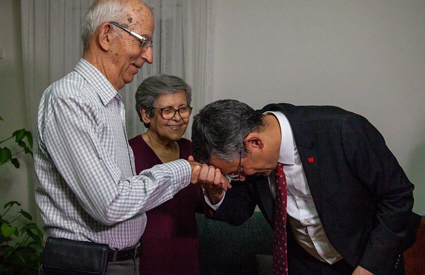 Özgür Özel'den, "Her şey onun telefonuyla başladı" dediği isme ziyaret