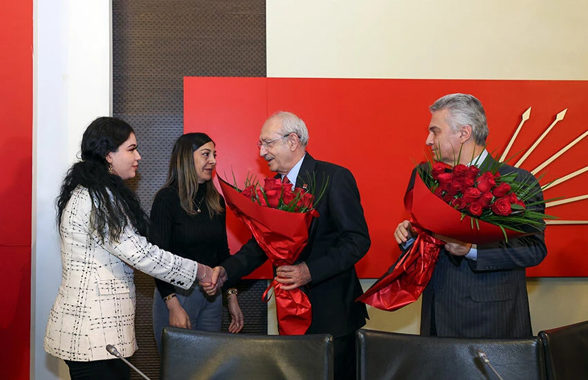 CHP'de devir teslim: Özgür Özel önce Kılıçdaroğlu'nun gönlünü sonra mazbatasını aldı