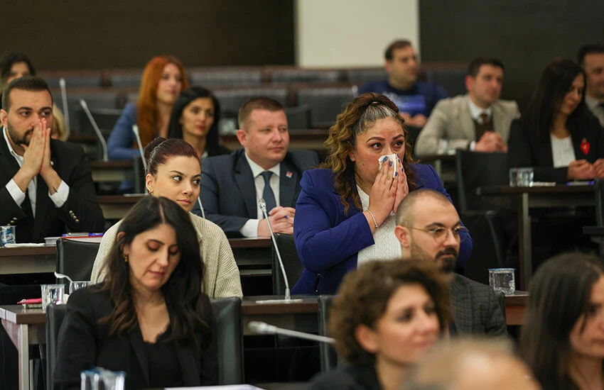 CHP'de devir teslim: Özgür Özel önce Kılıçdaroğlu'nun gönlünü sonra mazbatasını aldı