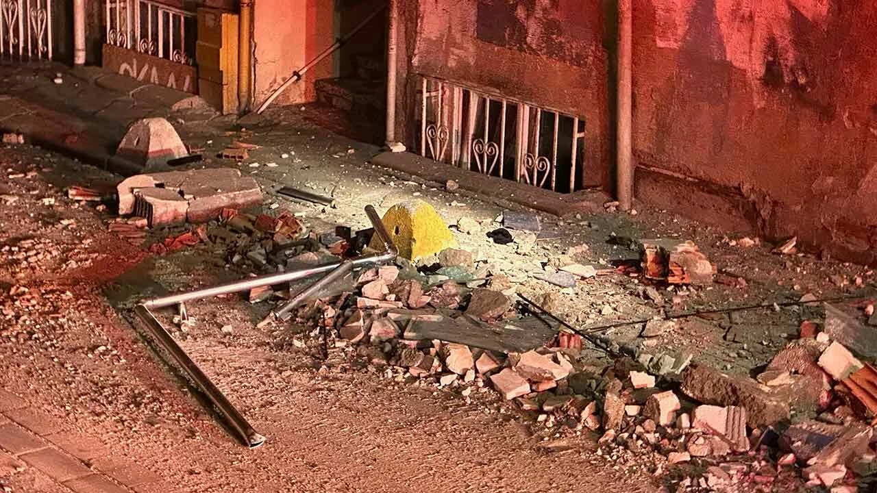 3 katlı binanın terası çöktü, büyük panik yaşandı: Deprem sandık