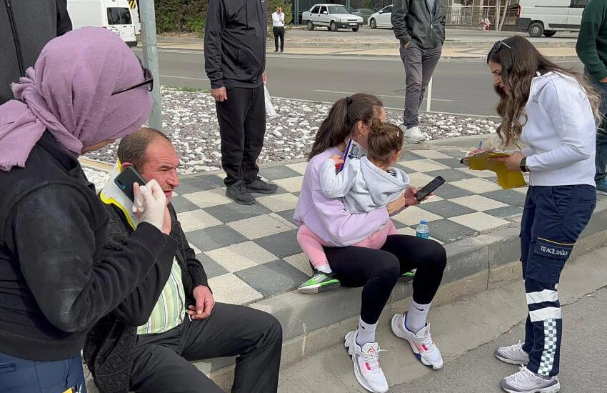 Milli voleybolcu kızıyla birlikte trafik kazası geçirdi!