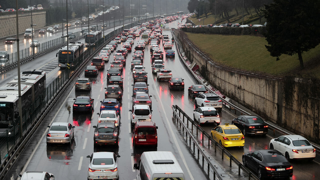 Yağmur yağdı, İstanbul&#039;da trafik kilitlendi: Yoğunluk yüzde 80&#039;e çıktı