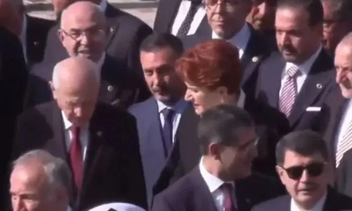 Anıtkabir'de dikkat çeken anlar: Bahçeli ve Akşener yan yana