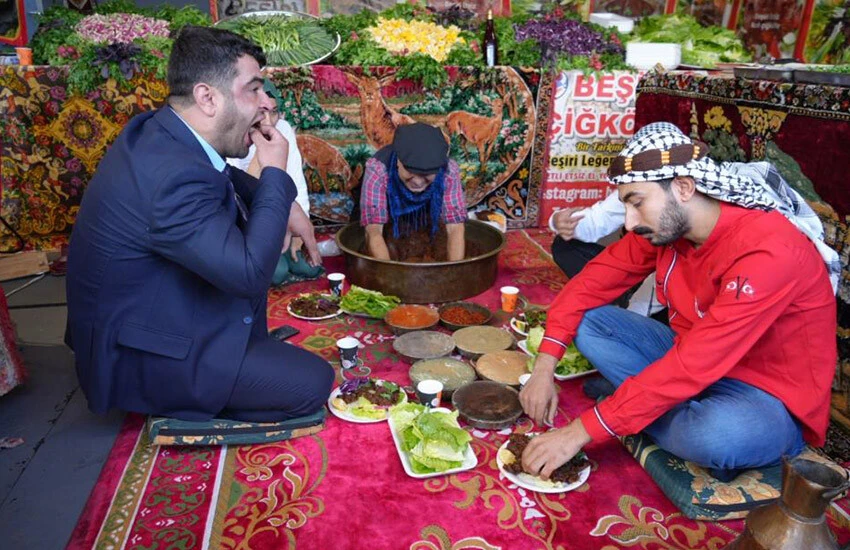 Çiğköfte yarışmasının birincisine altın hediye edildi.